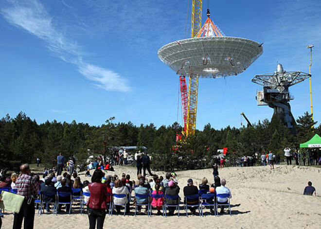 Irbenē uzstāda atjaunoto radioteleskopa antenu. FOTO. VIDEO