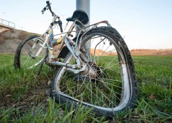 Carnikavā auto notriecis velosipēdistu kunga prātā