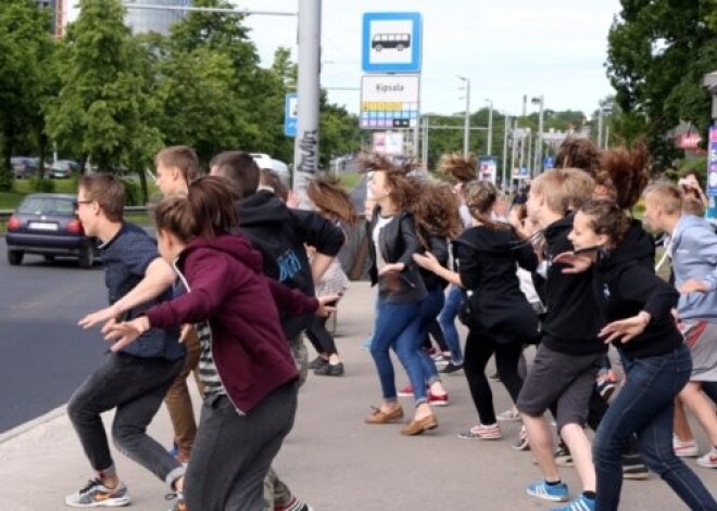 Jaunieši autobusa pieturā sagādā kolosālu pārsteigumu garāmgājējiem. FOTO