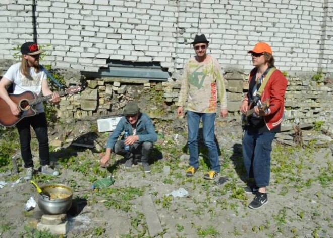 2015. gada jūnijā grupa “The Hobos” sapulcējās uz fotosesiju kādā no Rīgas industriālajiem un sarīkoja pikniku, galdā ceļot skābeņu zupu.