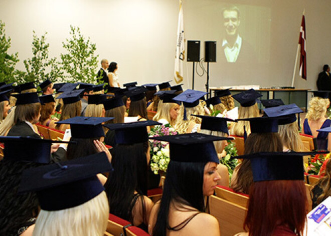 "Studenti valsts naudu ballītēm netērē!" - tāpēc atmaksājam viņu kredītus