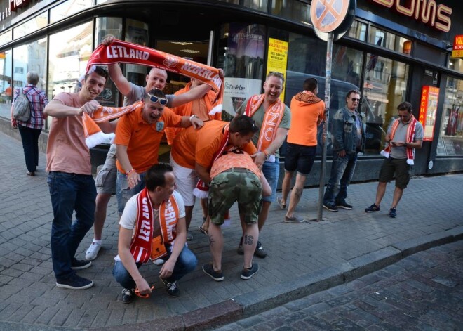 Nīderlandes futbolfa fani "ieņem" Vecrīgu