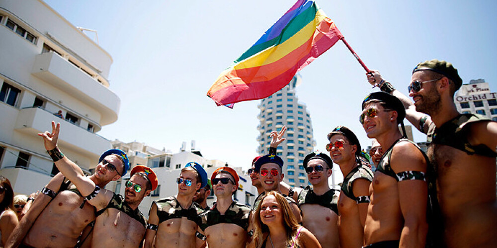 Simts tūkstoši cilvēku līksmo Telavivas geju praidā. FOTO