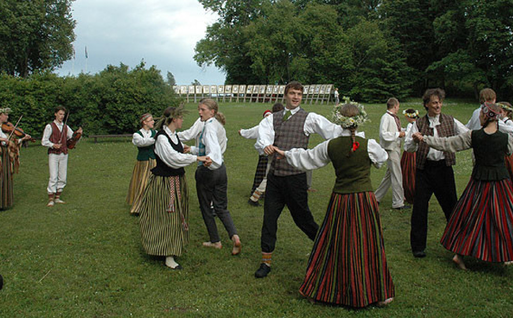 Янов день стихи. Латвия праздник Лиго танцы. Лиго Янов день. Лиго латышский народный праздник. Латвийская Национальная одежда Лиго.