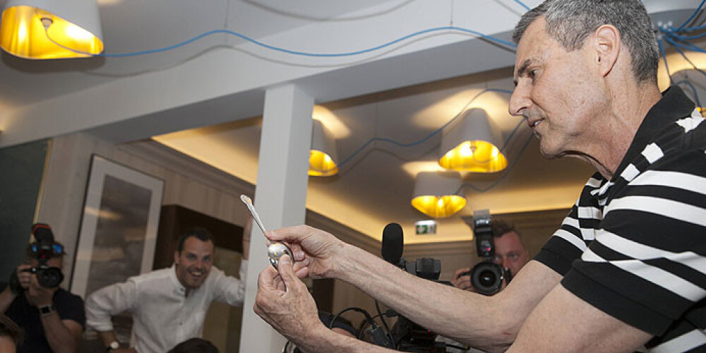 Ури Геллер — иллюзионист, менталист, мистификатор. Стал известным на весь мир благодаря сгибанию металлических ложек и остановке механических часов на лондонской башне Биг-Бен.