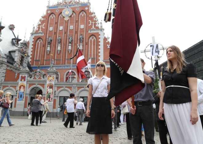 Biedrības "Latvijas Politiski represēto apvienība" rīkotais atceres gājiens, kas veltīts Komunistiskajai genocīda upuru piemiņas dienai.