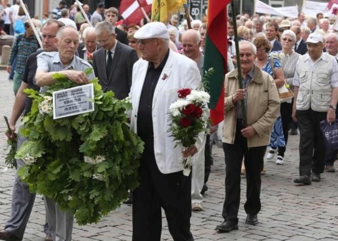 Ar ozollapu vainagiem Rīgā piemin padomju deportāciju upurus. FOTO