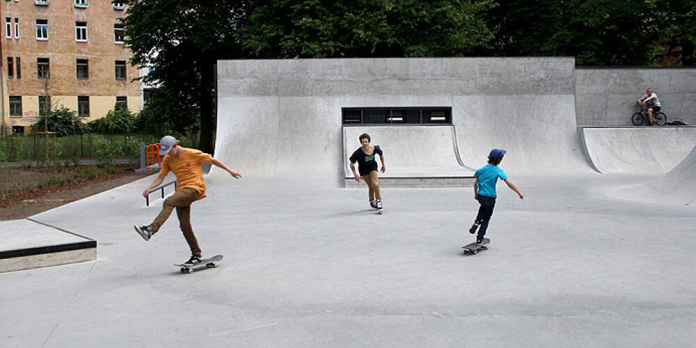 Parkā izveidots lielākais betona skeitparks Latvijā.