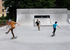 Parkā izveidots lielākais betona skeitparks Latvijā.