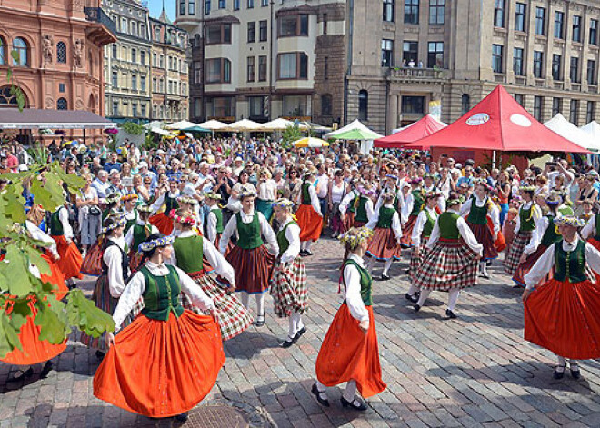 Svētku ieskaņas Doma laukumā – 20. tradicionālais Zāļu tirgus