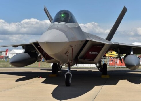 F-22 является первым и пока единственным стоящим на вооружении истребителем пятого поколения