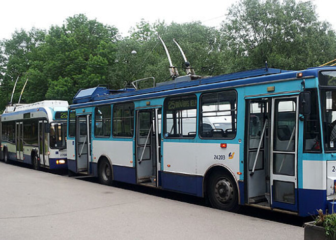 Rīgā, Kristapa ielā, trolejbuss notriecis pusmūža sievieti