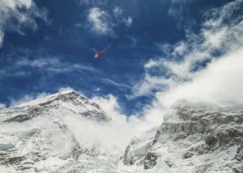 Zemestrīce pārvietojusi Everestu par 3 centimetriem pretējā virzienā