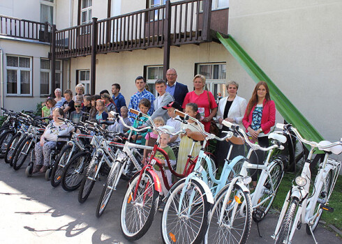 Par Neatkarības dienas velobraucienā saziedoto naudu iegādāti 19 velosipēdi bērnu namam „Sprīdītis”
