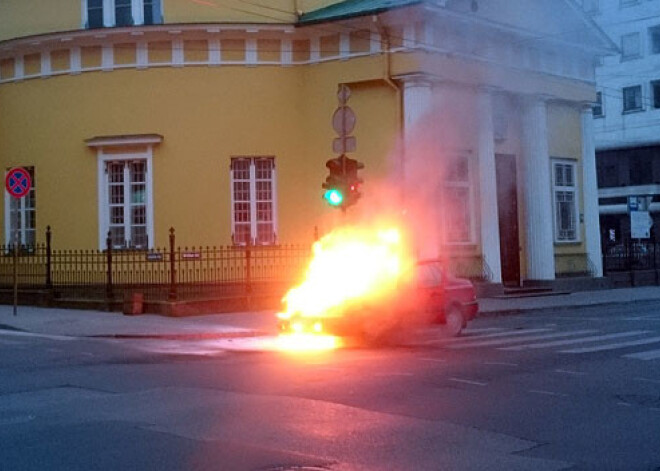 Rīgas centrā ar atklātu liesmu sadeg vieglā automašīna. FOTO. VIDEO