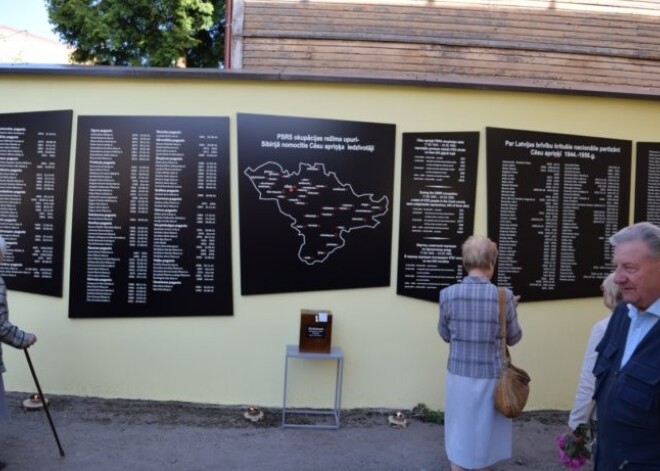 Cēsīs atklātas piemiņas plāksnes Padomju represijās cietušajiem. FOTO