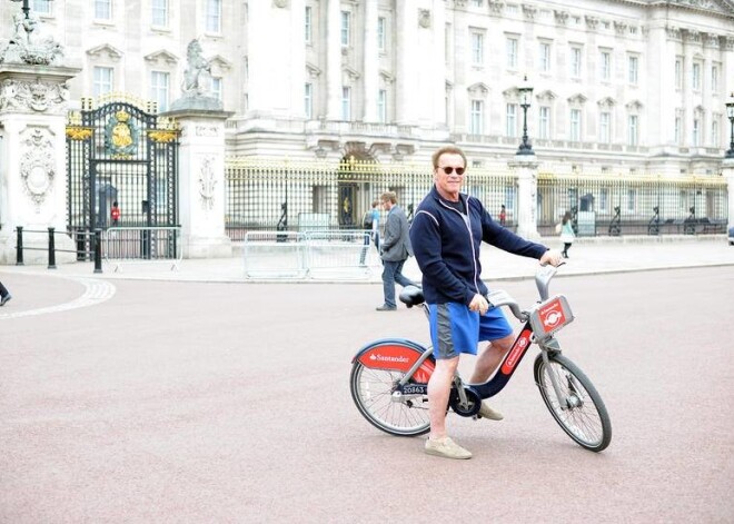 Arnolds Švarcenegers un viņa draugi Londonā noīrēja velosipēdus un devās aplūkot pilsētas ievērojamākās vietās, to skaitā Bigbenu un Bekingemas pili, kā arī nofotografējās kopā ar policistiem.