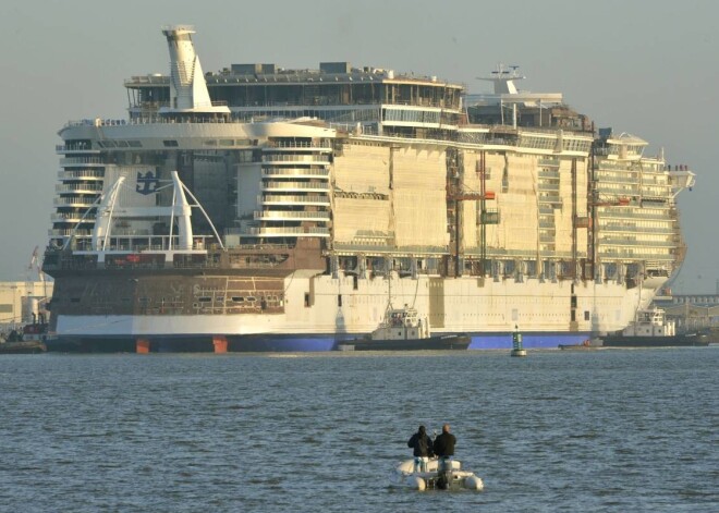 Francijā piektdien tika nolaists ūdenī pasaulē lielākā kruīzu kuģa korpuss.Kuģis, kura nosaukums ir "Harmony of the Seas", Sennazēras kuģubūvētavā Francijas rietumos tiek būvēts kopš 2013.gada septembra. To paredzēts pabeigt nākamgad.