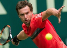 Ernests Gulbis šosezon uzvarējis tikai četrās no 18 spēlēm.