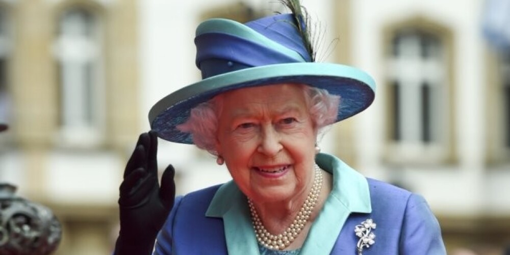 Uzstājoties ar runu Vācijā, britu karaliene norādīja, ka Eiropā esot šķelšanās un netieši lika noprast, ka britiem labāk palikt Eiropas Savieības sastāvā. Elizabetei II pārmet politiska viedokļa paušanu, ko viņa nedrīkstētu darīt.