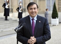 К записи политик приложил справку о доходах за год, которые составляют 198 тысяч долларов