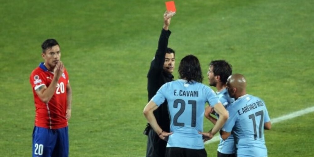 "Copa America" vēl viens skandāls! Pretinieku simulēšana izsit čempioni Urugvaju. VIDEO