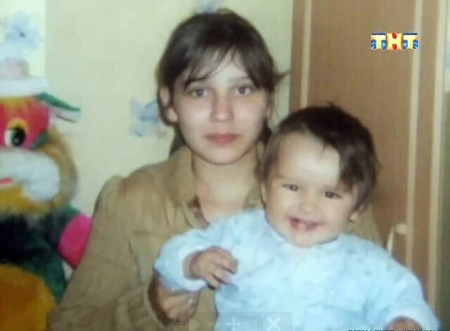 Эти две девочки скорее похожи на сестер, но никак не на мать и дочь...