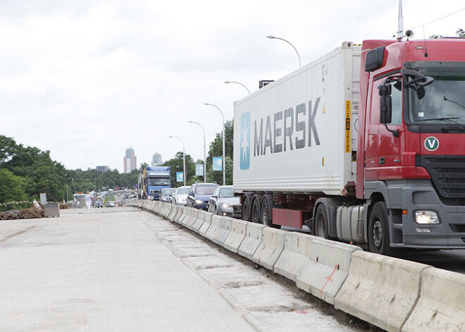 Uz viadukta pāri Ulmaņa gatvei apgāzies kravas auto