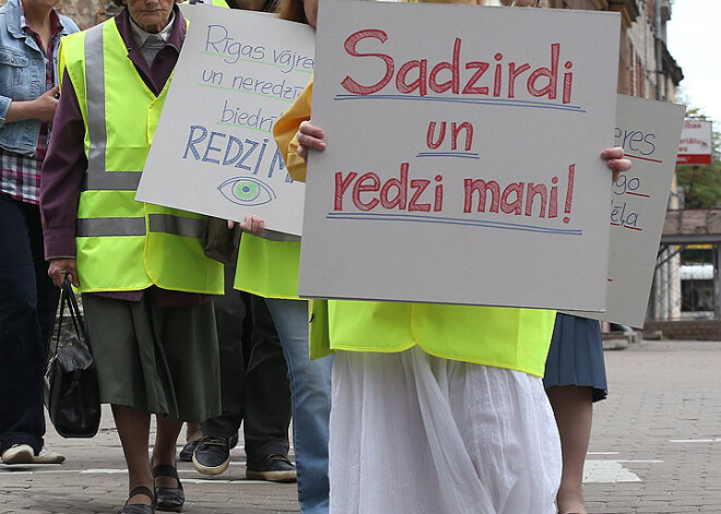 Gājienā vājdzirdīgo un vājredzīgo atbalstam Rīgā pulcējās 8 cilvēki. FOTO