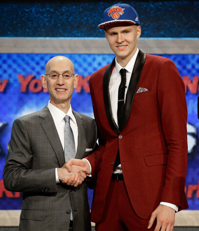 Kristaps Porziņģis ar NBA komisāru Ādamu Silveru.