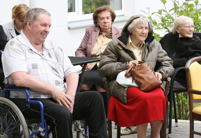 Senioru rezidences iedzīvotāji ar prieku vēroja populāro aktieru muzikālo ālēšanos savā pagalmā.