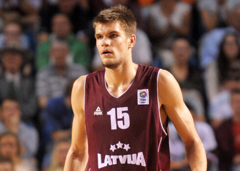 Siliņš šajā mačā laukumā pavadīja tikai 14 minūtes, gūstot vienu punktu. Latvietis iemeta vienu no diviem soda metieniem, bet garām aizmeta pa trim divpunktu raidījumiem un tālmetieniem.