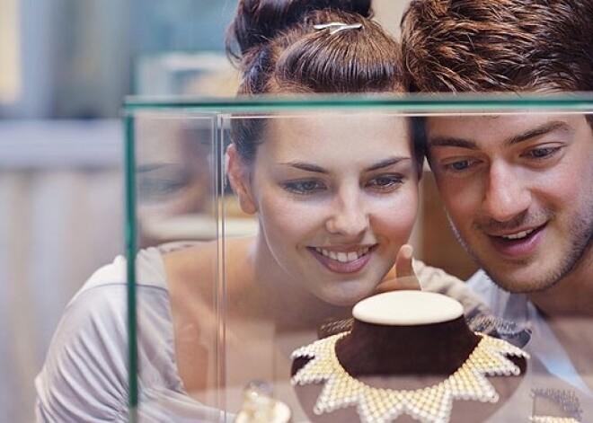 Sievietes vairs negaida, ka vīrieši apdāvinās ar dārglietām, liecina pētījums