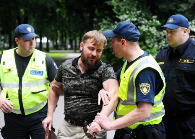 Parakstot biedrības "Latvijas Sirdsapziņas gūstekņu līga" dibināšanas dokumentus, prokrieviskos aktīvistus, šīs organizācijas biedrus aizturēja policija. Biedrībā plāno apvienoties Aleksandrs Gapoņenko, Vladimirs Buzajevs, Vladimirs Lindermans, Jevgēņijs Osipovs, Ilarions Girss, Sergejs Malahovskis un Einārs Graudiņš.