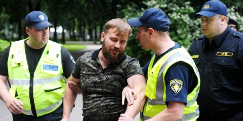 Viens no topošajiem biedrības pārstāvjiem, partijas "Par dzimto valodu" biedrs Illarions Girss policistiem mēģināja norādīt, ka šī nav sapulce vai pikets un viņiem ir demokrātiskas tiesības vienkārši pulcēties.