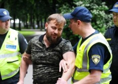 Viens no topošajiem biedrības pārstāvjiem, partijas "Par dzimto valodu" biedrs Illarions Girss policistiem mēģināja norādīt, ka šī nav sapulce vai pikets un viņiem ir demokrātiskas tiesības vienkārši pulcēties.