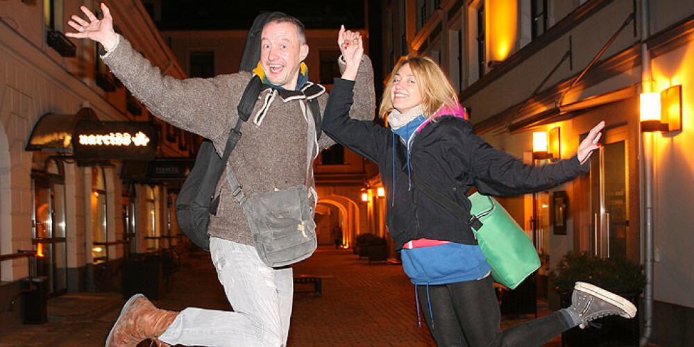 Grupas „The Hobos” līderis Rolands Ūdris un viņa mīļotā sieviete Ilona Balode pēc septiņu gadu draudzības gaida pirmdzimto un ir gatavi laulībai.