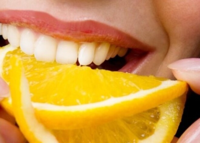 4 izplatītākie iemesli, kādēļ zobi kļūst jutīgi un tos ir grūti tīrīt