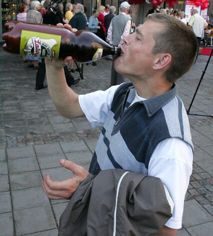 Alkoholisko dzērienu baudīšana uz ielas nav atļauta arī svētku laikā.