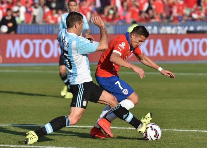 Čīles izlases futbolisti sestdien savās mājās Santjago ar 11 metru pēcspēles sitienu sēriju pārspēja Argentīnu un pirmo reizi komandas vēsturē izcīnīja Amerikas kausu jeb "Copa America".