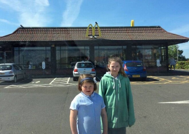 Augsto standartu ēstuvē "McDonald's" kāda divu bērnu māmiņa no Ziemeļīrijas savas meitas burgerā ieraudzīja... cilvēka nagu.