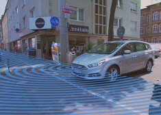 Priekšējā radiatora režģī iebūvētā kamera ar viena megapikseļa izšķirtspēju ļauj autovadītājiem saskatīt priekšā notiekošo 180 grādu leņķī gan pa labi, gan pa kreisi, kameras attēlu nosūtot uz automobiļa astoņu collu krāsu skārienekrānu.