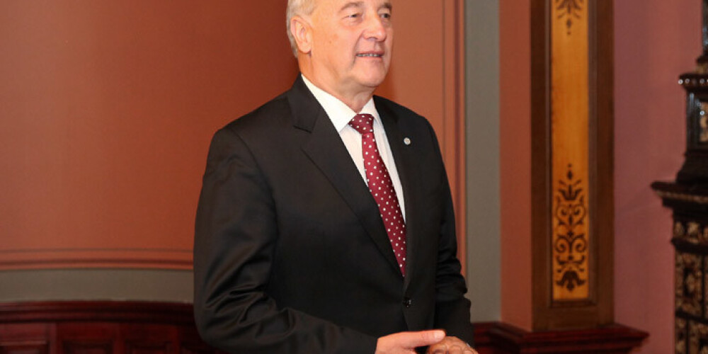Valsts prezidents Andris Bērziņš izpircis piecas dāvanas par kopējo vērtību 7209,98 eiro.