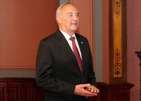 Valsts prezidents Andris Bērziņš izpircis piecas dāvanas par kopējo vērtību 7209,98 eiro.