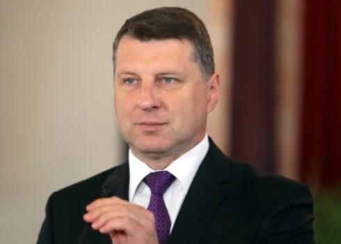 Сегодня Вейонис покидает должность министра обороны