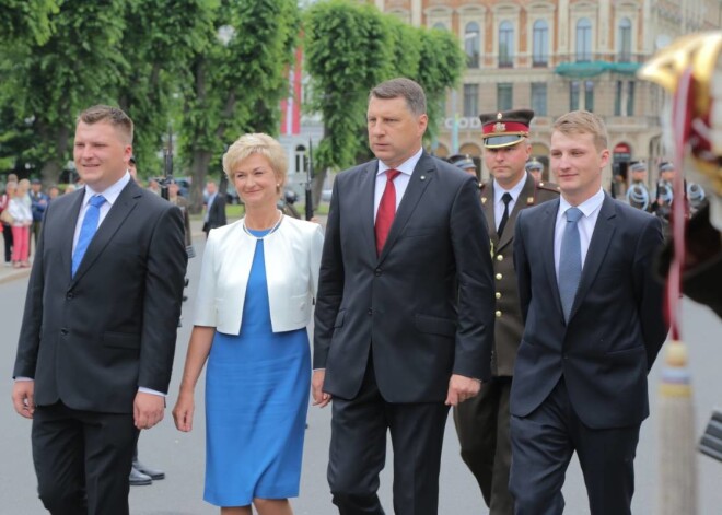 Pēc svinīgā solījuma nodošanas Saeimā jaunais Valsts prezidents Raimonds Vējonis kopā ar kundzi Ivetu devās pie Brīvības pieminekļa un tā pakājē nolika ziedus.