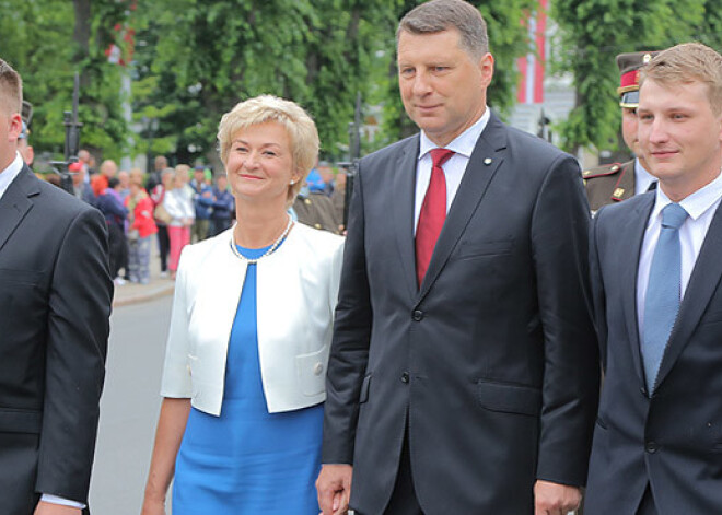 Jaunais prezidents Vējonis pēc svinīgā solījuma dodas pie Brīvības pieminekļa. FOTO