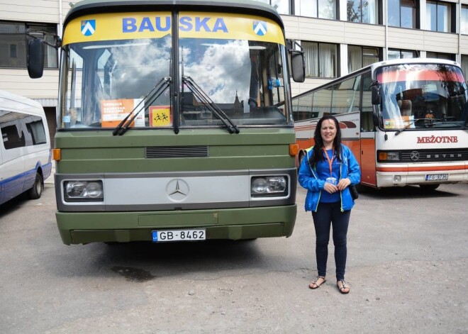 Bauskas Bērnu un jauniešu centra deju kopas „Mēmelīte” dalībnieki ēd pusdienas un iekārto guļvietu Rīgas Valsts tehnikumā.