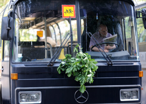 Vakar apzagts viens no Dziesmu un deju svētku dalībnieku autobusiem.