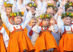 Svētku salūts XI Latvijas skolu jaunatnes dziesmu un deju svētku atklāšanā 11.novembra krastmalā.